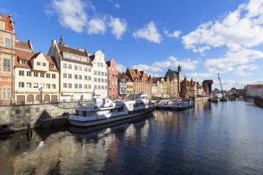 GDANSK, POLAND - Haziran 06, 2018: Ortaçağ Gdansk Turnası, Long Embankment Caddesi, suda yansıma