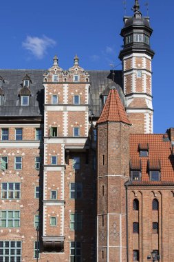 Long Embankment caddesindeki eski renkli konutlar; Motlawa Nehri 'ndeki bulvarlar, St. Mary Kapısı, Gdansk, Polonya