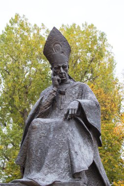 Varşova, Polonya - 17 Ekim 2019: Heykeltıraş Andrzej Renes tarafından yapılan Stefan Wyszynski Heykeli, Milenyumun primatı Ziyaretçi Kilisesi, Krakowskie Przedmiescie Caddesi