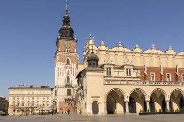Krakow; Polonya - 24 Mart 2020: Coronavirüs salgını nedeniyle terk edilmiş bir şehir, turist yok, kapalı restoranlar ve dükkanlar. Kapalı eyalet sınırları. Kumaş Salonu ve Belediye Binası