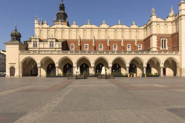 Krakow; Polonya - 24 Mart 2020: Coronavirüs salgını nedeniyle terk edilmiş bir şehir, turist yok, kapalı restoranlar ve dükkanlar. Kapalı eyalet sınırları. Kumaş Salonu