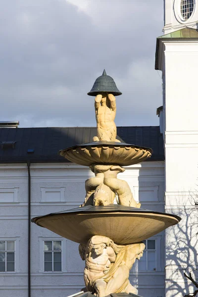 奥地利萨尔茨堡居民广场的住宅喷泉 它被认为是中欧最大的巴洛克喷泉 — 图库照片
