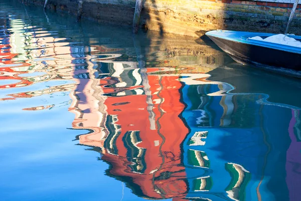 カラフルな小さな 明るく イタリアのヴェネツィア 水の反射ブラノ島に家を描いた ブラーノ島はヴェネツィアラグーン ヴェネツィアから7キロに位置する島です — ストック写真