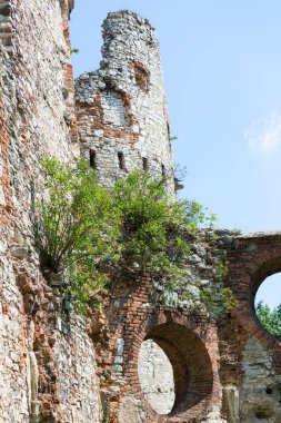 Rudno, Polonya - 21 Temmuz 2018: 15. yüzyıl ortaçağ kalesi, Tenczyn Kalesi, Polonya Jura, Krakow yakınlarında