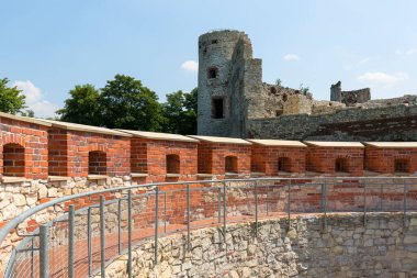 Rudno, Polonya - 21 Temmuz 2018: 15. yüzyıl ortaçağ kalesi, Tenczyn Kalesi, Polonya Jura, Krakow yakınlarında