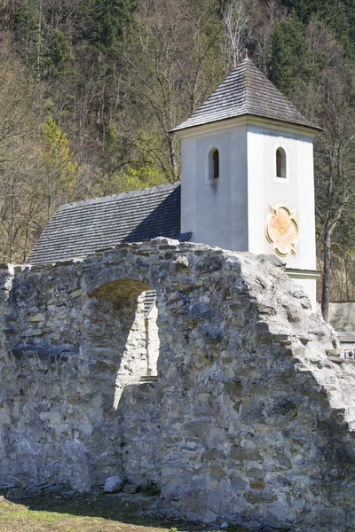 Yüzyıl Kızıl Manastırı Güneş Saati Olan Çan Kulesi Slovakya — Stok fotoğraf