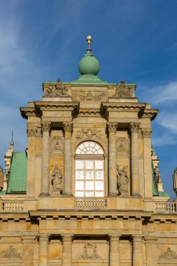 Varşova, Polonya - 17 Ekim 2019: 17. yüzyıl Barok Ziyaretçi Kilisesi Cephesi 