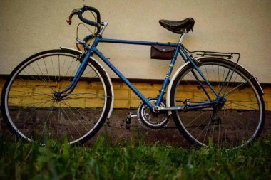 çimenlerin üzerinde bisiklet