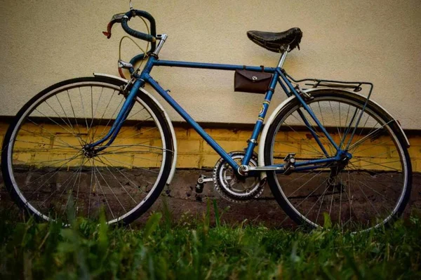 çimenlerin üzerinde bisiklet