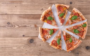 Güzel taze pizza jambon ve ahşap arka plan üzerinde domates