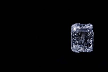 Siyah arkaplanda buz küpleri