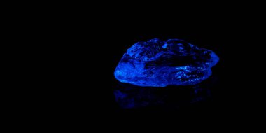 Siyah arkaplanda mavi buz küpü