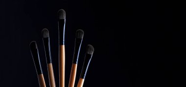 siyah arka plan üzerine izole makyaj için fırça