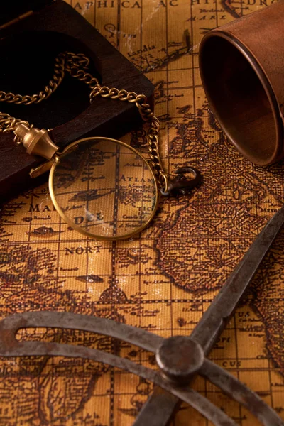 Alter Retro-Kompass auf der antiken Weltkarte. Oldtimer-Stillleben. Reise Geographie Navigationskonzept Hintergrund. — Stockfoto