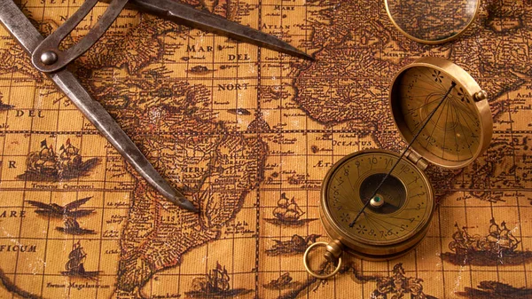 Старий старовинний ретро компас на стародавній карті світу. Вінтажне натюрморт. Географія подорожей Навігація концепція фон . — стокове фото