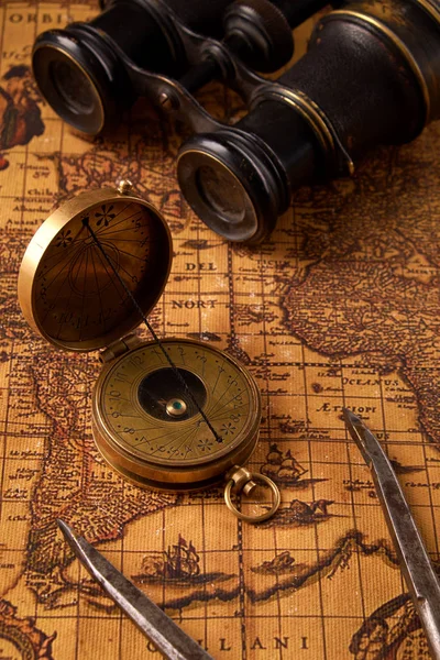 Stary vintage retro kompas na mapie miasta starożytnego świata. Vintage martwa. Podróże Geografia nawigacji koncepcja tło. — Zdjęcie stockowe