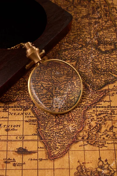 Alter Retro-Kompass auf der antiken Weltkarte. Oldtimer-Stillleben. Reise Geographie Navigationskonzept Hintergrund. — Stockfoto