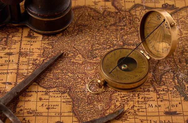Старий старовинний ретро компас на стародавній карті світу. Вінтажне натюрморт. Географія подорожей Навігація концепція фон . — стокове фото