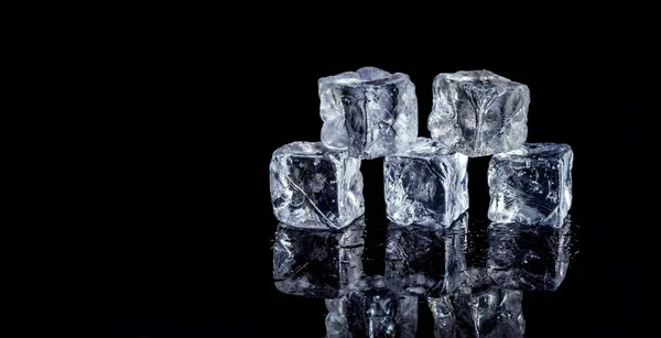 Cinco cubitos de hielo sobre fondo negro — Foto de Stock