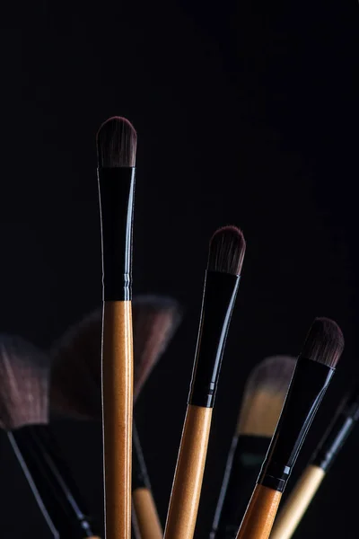 Make-up-a fekete háttér kefe — Stock Fotó