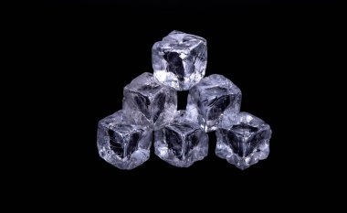 siyah bir zemin üzerine buz küpleri. buz küpleri Yığılmış Piramit