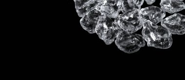 Siyah arkaplanda buz küpü