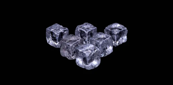 Siyah bir zemin üzerine buz küpleri. buz küpleri Yığılmış Piramit — Stok fotoğraf