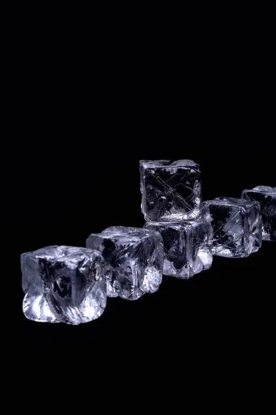 Cubos de gelo sobre fundo preto — Fotografia de Stock