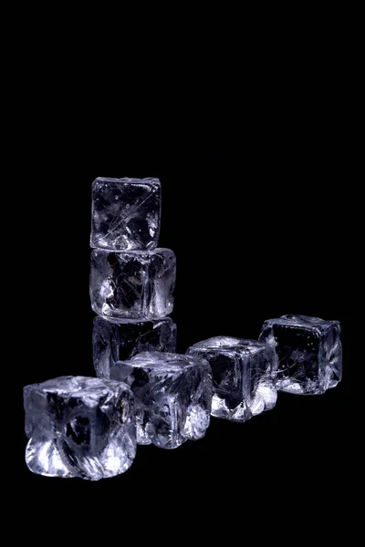 Kostky ledu na černém pozadí — Stock fotografie