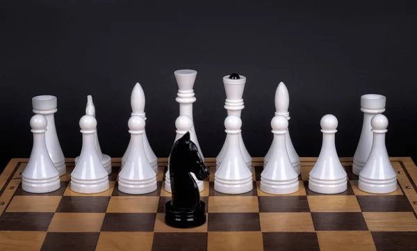 Schachbrett mit weißen und schwarzen Figuren. Schach auf dunklem Hintergrund — Stockfoto