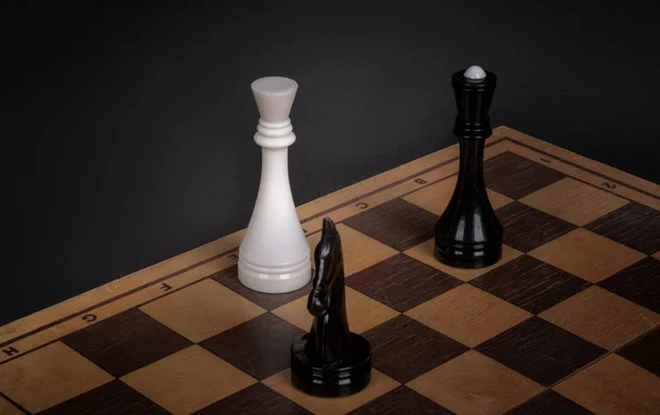 Chessboard with white and black figures. chess on a dark background — Stock Photo, Image