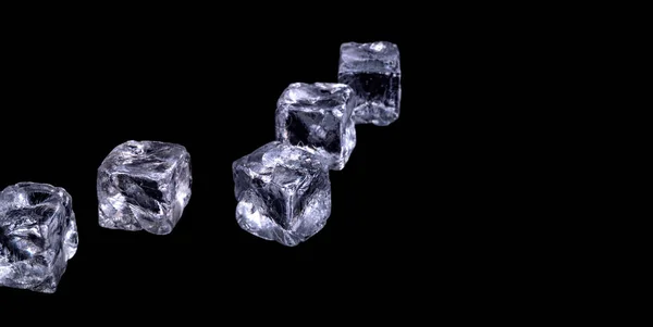 Cubi di ghiaccio su sfondo nero Fotografia Stock