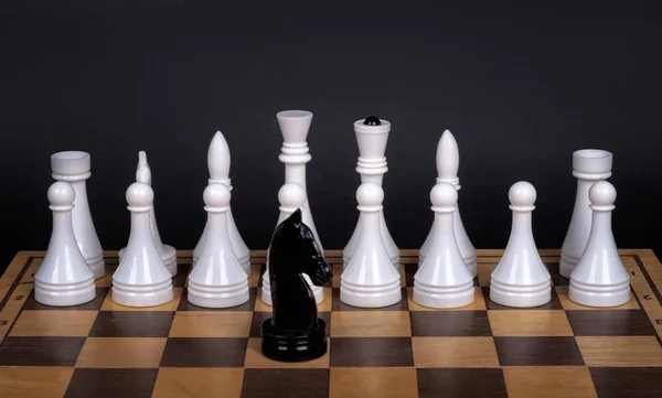 Šachovnice s bílými a černými figurami. Šachy na tmavém pozadí Stock Obrázky