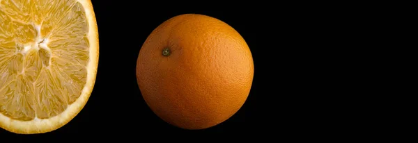 Krájené oranžové closeup izolované na černém pozadí Stock Fotografie