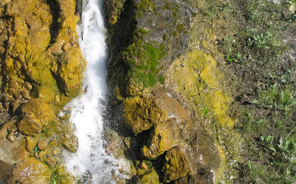 Ruscello di montagna che scende — Foto Stock