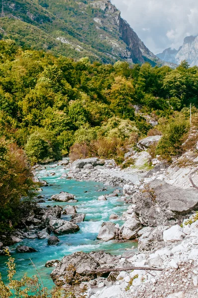 Río Valbona norte de Albania atracción parque nacional que fluye río agua fría y clara — Foto de Stock
