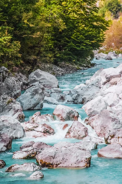 Río Valbona norte de Albania atracción parque nacional que fluye río agua fría y clara — Foto de Stock