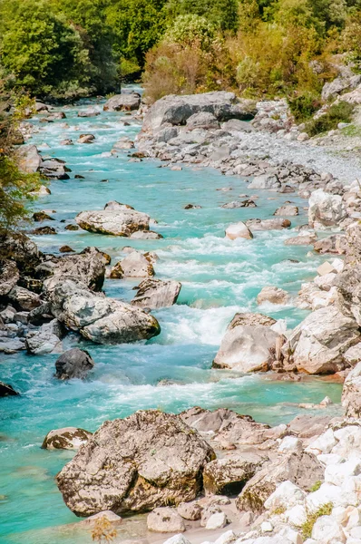 Річка місті Valbona на північ від Албанія Національний парк тяжіння тече річка холодний чистою водою — стокове фото