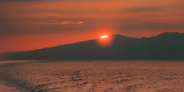 Solnedgången scen i Trinidad och Tobago Karibiska havet i skymningen — Stockfoto