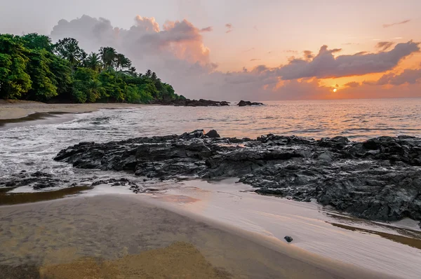 Захід сонця у Тобаго пляжу в сутінки природної краси — стокове фото