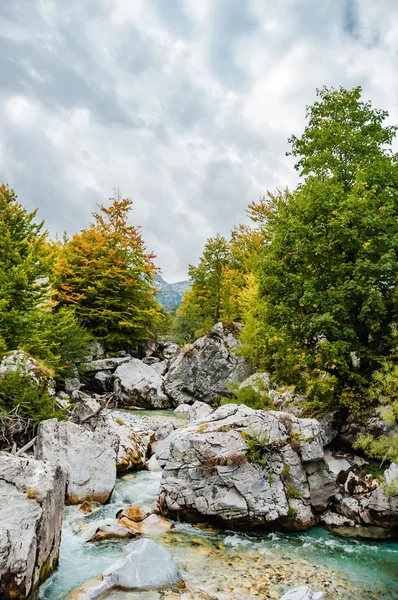 Місті Valbona річка Національний парк півночі Албанія відзначається Curri туризму — стокове фото