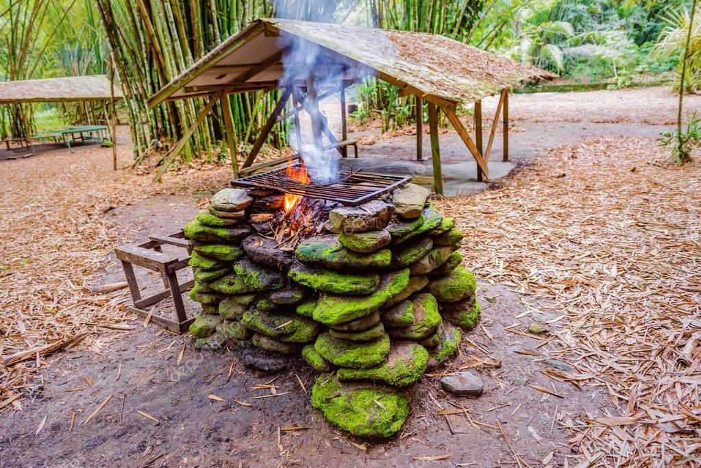 Pozo de chimenea con piedras en la selva para la barbacoa al aire libre