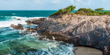 Toco Trinidad ve Tobago Batı Hint Adaları kaba deniz plaj uçurum kenar panorama