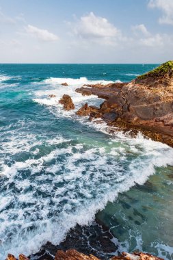 Toco Trinidad ve Tobago Batı Hint Adaları kaba deniz plaj uçurum kenar manzarası