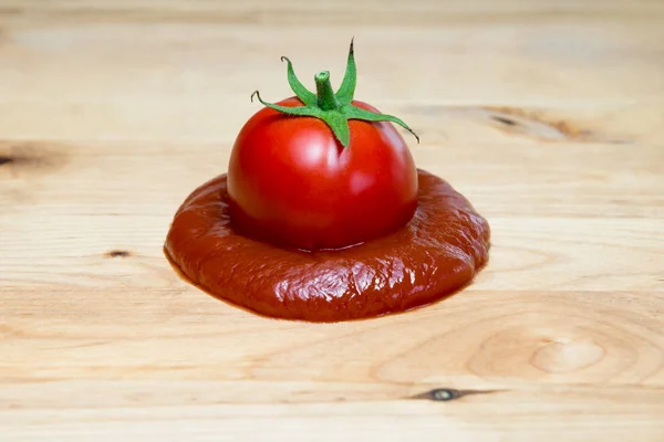 Ketchup puré de tomate ingredientes del tablero salsa italiana tablero de madera — Foto de Stock