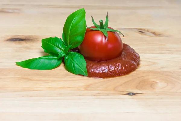 Ketchup cuncept tomaten puree basilicum bestuur ingrediënten Italiaanse saus — Stockfoto