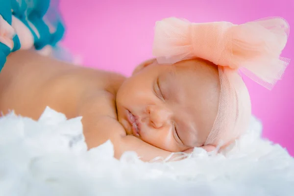 Vier Wochen Baby Säugling Mädchen Studio-Foto schlafend auf flauschigem Kissen trägt Tutu und Bogen Nahaufnahme — Stockfoto