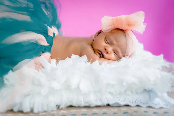 四周婴儿小女孩工作室照片睡在毛茸茸的枕头上穿着芭蕾舞短裙和弓 — 图库照片