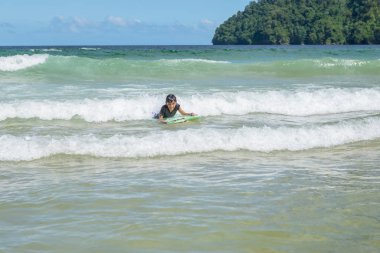 Büyük çocuk Maracas Bay Beach Trinidad 'da yüzüyor.