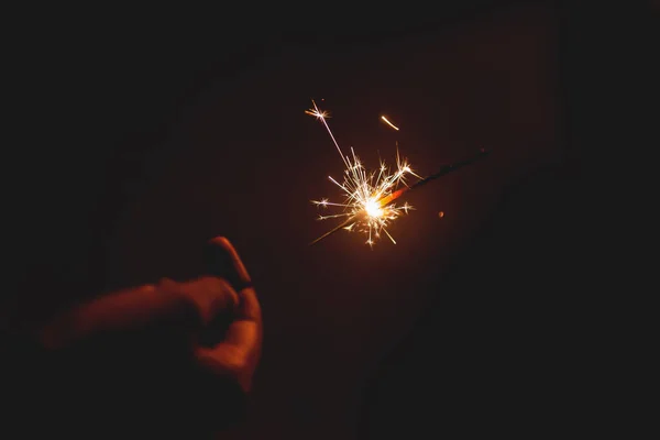 Brennende Funkenstäbe Sternenlicht Feuerwerk Pyrotechnik Dunkel Schwarz Warmen Hintergrund Auf — Stockfoto